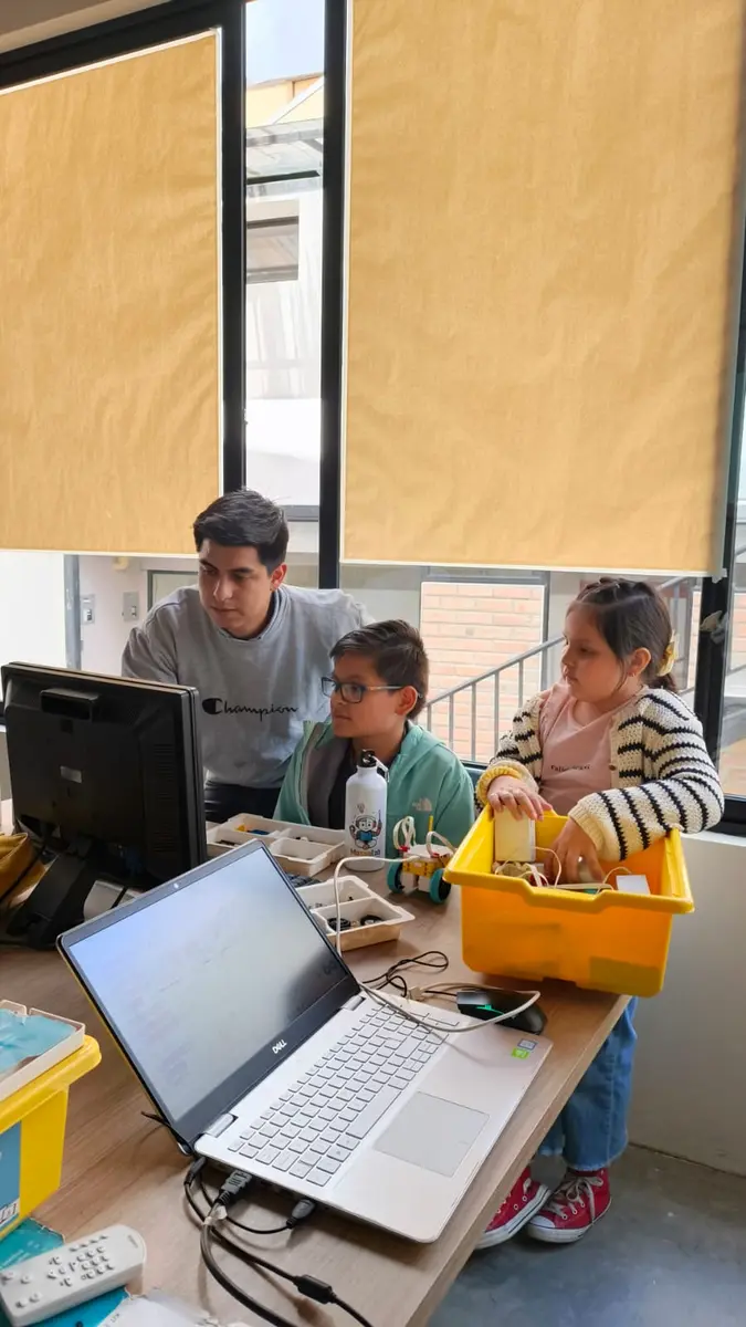 Estudiantes mayores de MusUQ Lab presentando los robots que construyeron